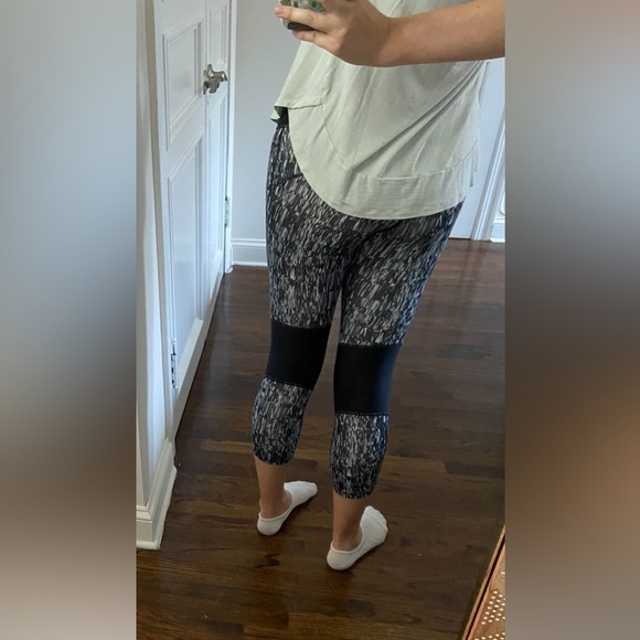 Nike Dri Fit Capri Leggings Black White Gray Mesh Back Cutouts & Pocket Medium - Picture 3 of 11